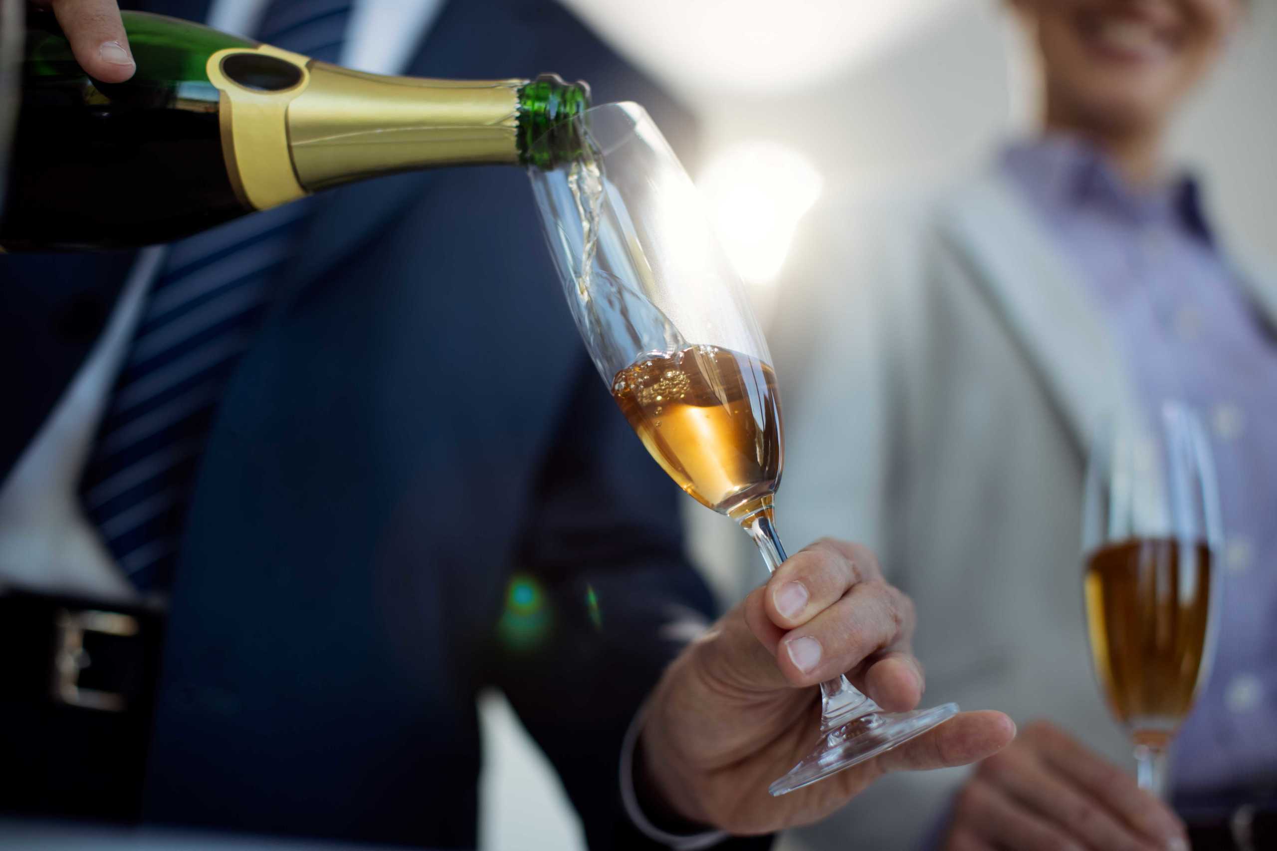 Ai-je le droit de servir du champagne lors d’un pot dans l’entreprise